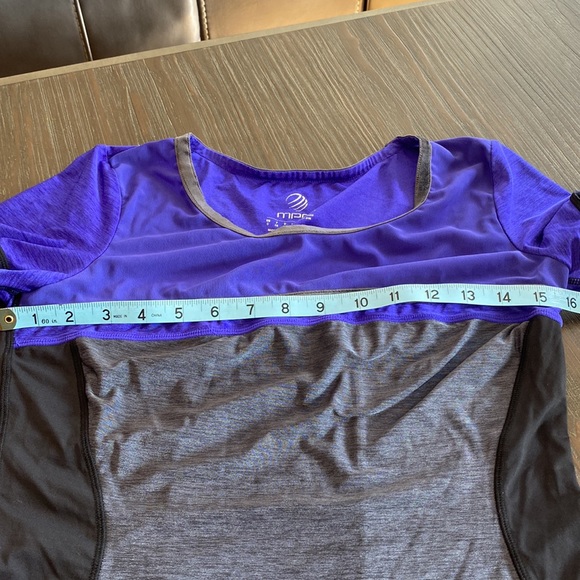 MPG workout top in purple, grey and black, size small. - Picture 9 of 10